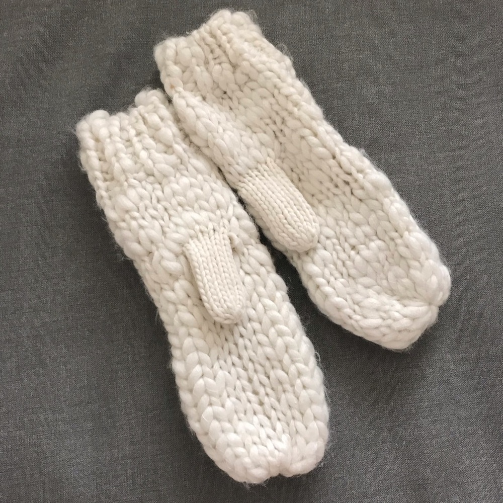 Cozy White Chunky Knit Mittens